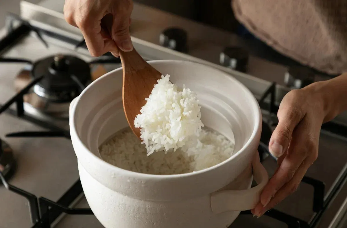ご飯をよそる土鍋