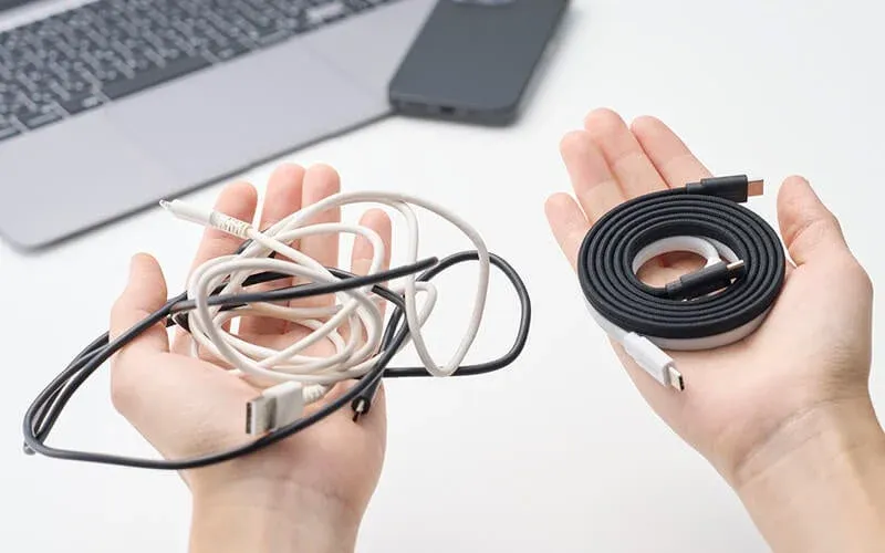 絡まったケーブルときれいなケーブルの比較