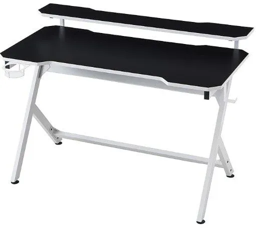 モニター台やカップホルダー、ヘッドホンフックが付いた、黒い天板と白いフレームが特徴のゲーミングデスクです。シンプルながら機能的なデザインで、ゲームや作業に最適です。