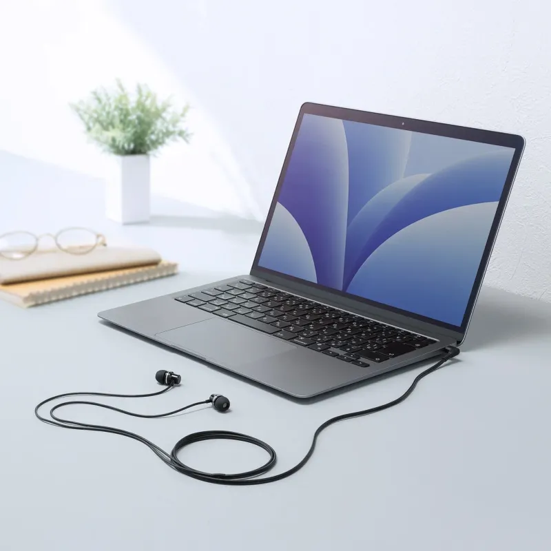 ノートPCとイヤホン