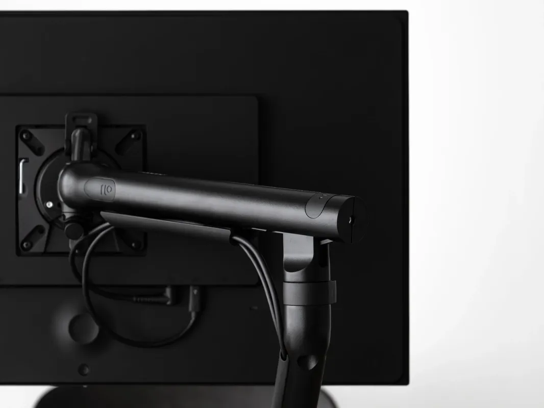モニターアームとモニターのクローズアップ画像
