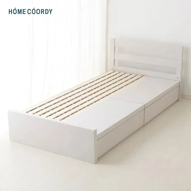 白いシングルサイズのベッドフレームです。ヘッドボードがあり、床板はすのこ仕様と収納付きの引き出しが2つ備わっています。シンプルなデザインで、どんな部屋にも合わせやすい家具です。
