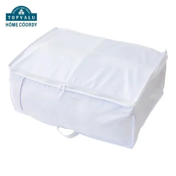 白い長方形の収納袋が写っています。上部にはジッパーがあり、両サイドには持ち手が付いています。トップバリュ ホームコーディのブランドロゴが見え、布団や衣類の整理整頓に便利なアイテムです。