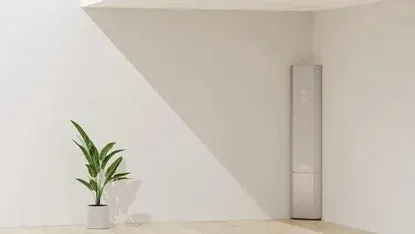 ミニマリストな白い部屋に置かれた家電製品