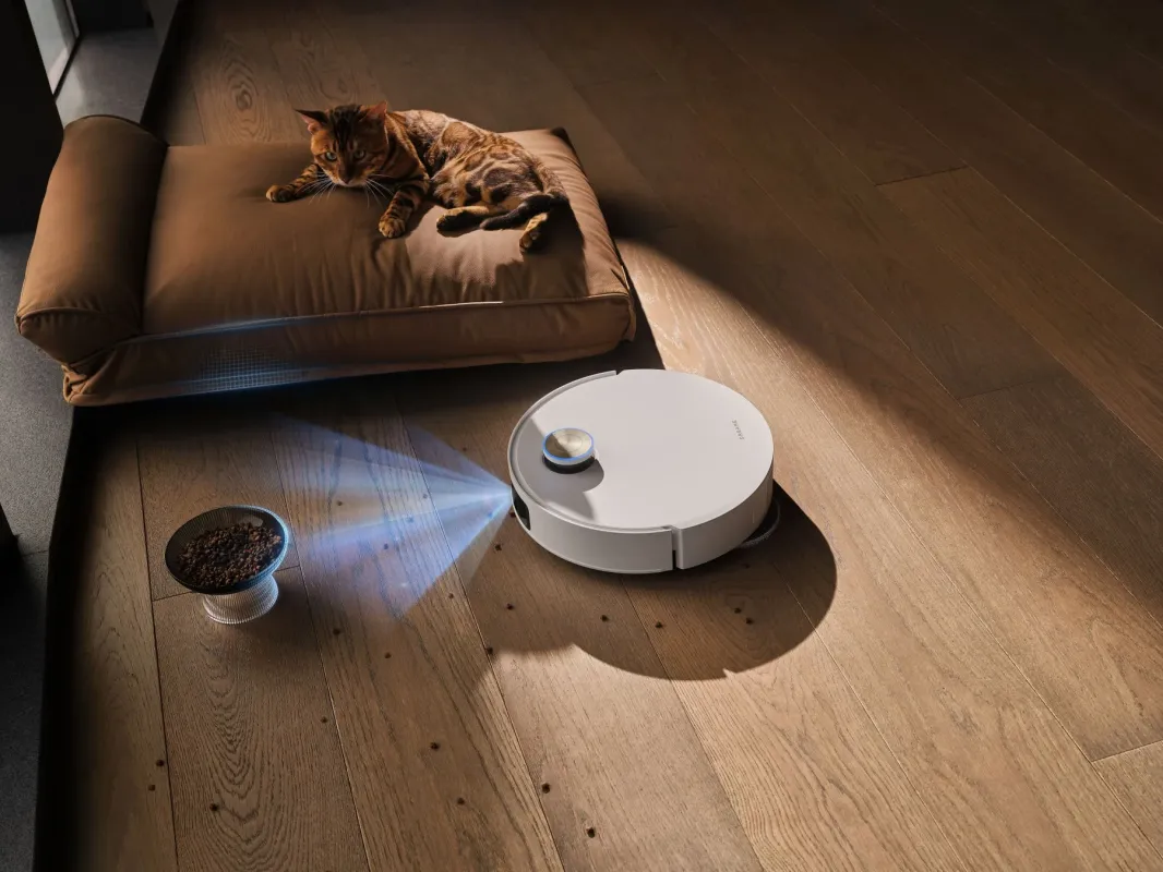 猫がいるリビングで掃除するロボット掃除機