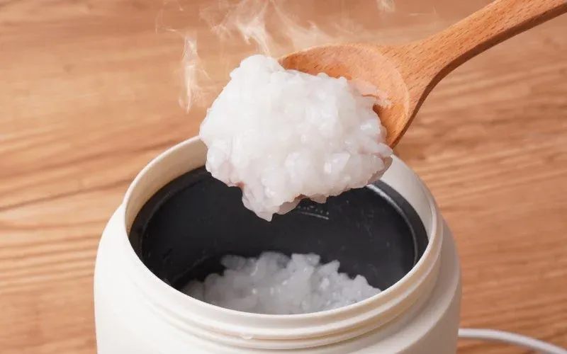 炊きたてのご飯をすくう様子