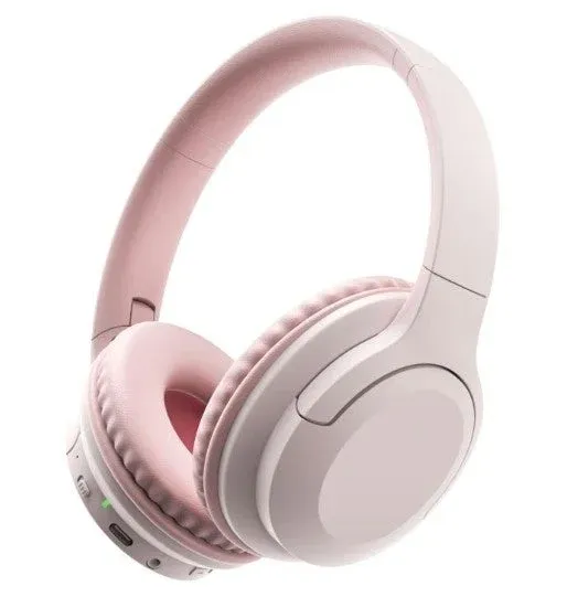 白背景に置かれた淡いピンク色のオーバーイヤー型ワイヤレスヘッドホンです。シンプルなデザインで、音楽鑑賞や日常使いに最適な製品写真です。