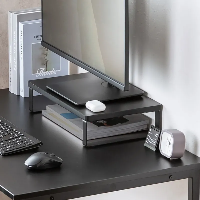 モダンで整頓された黒いデスク周りの写真