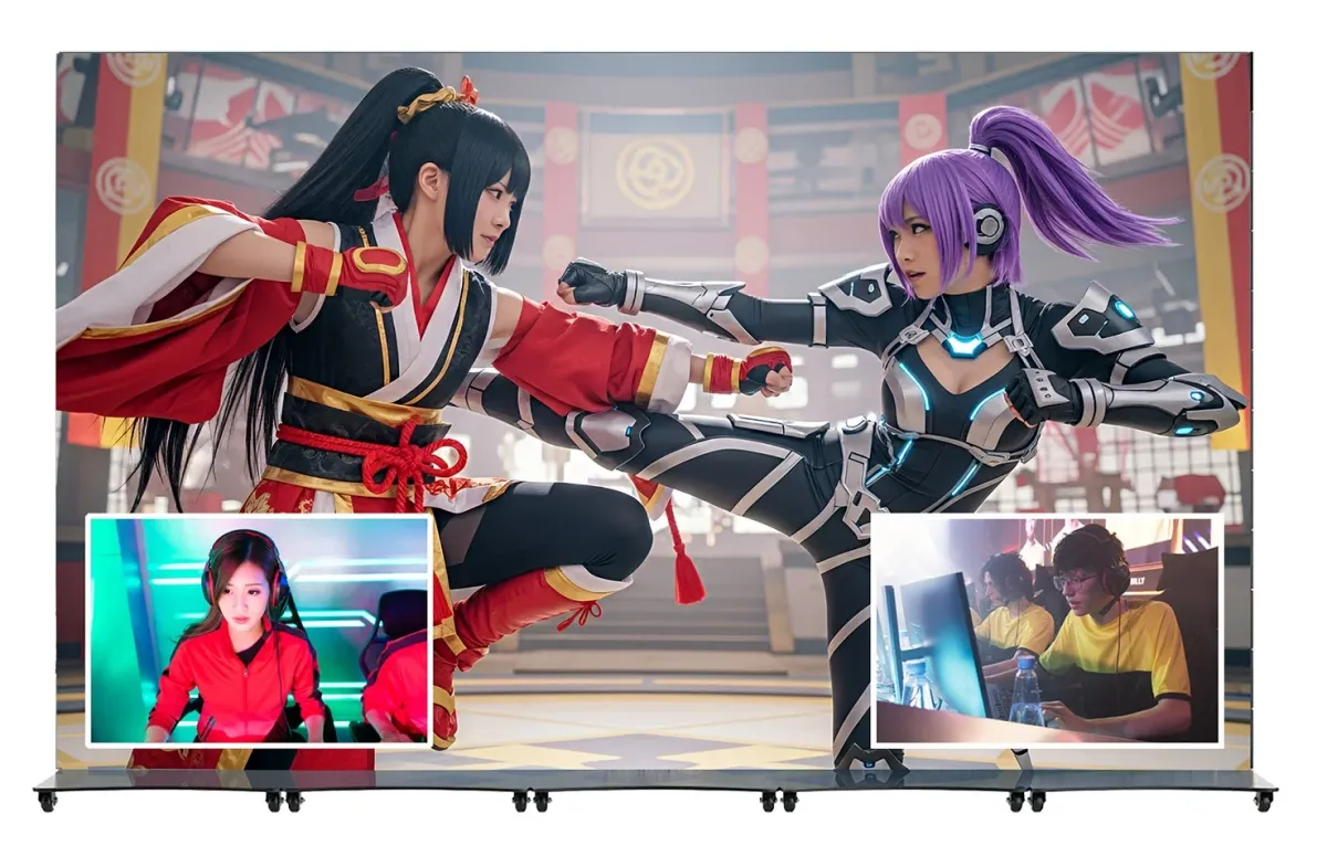 和風と未来的な衣装の女性が格闘するシーンが映し出された大型スクリーンを背景に、ゲーミングヘッドホンを装着した男女がPCでゲームに没頭している