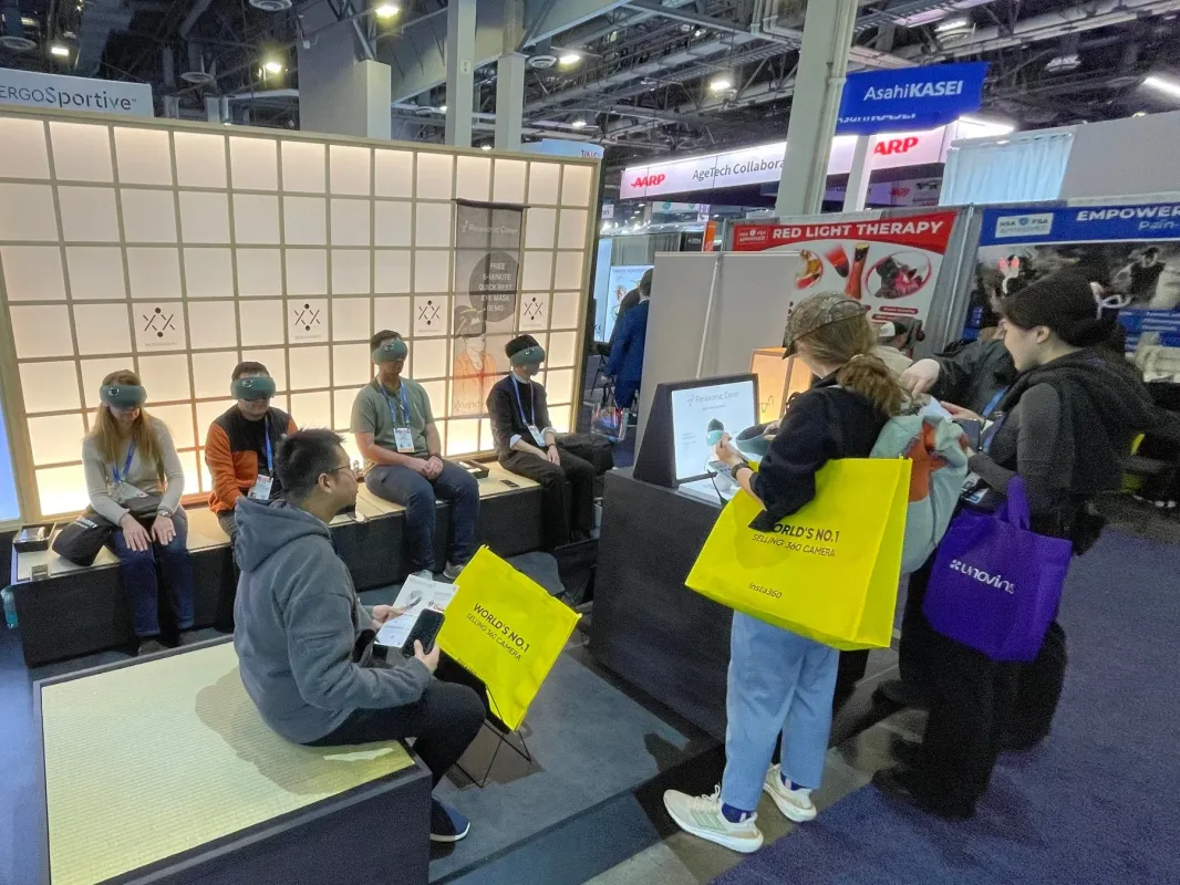 Relaxonic Cover体験中の来場者