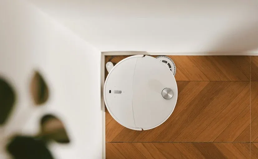 部屋の隅にいるロボット掃除機