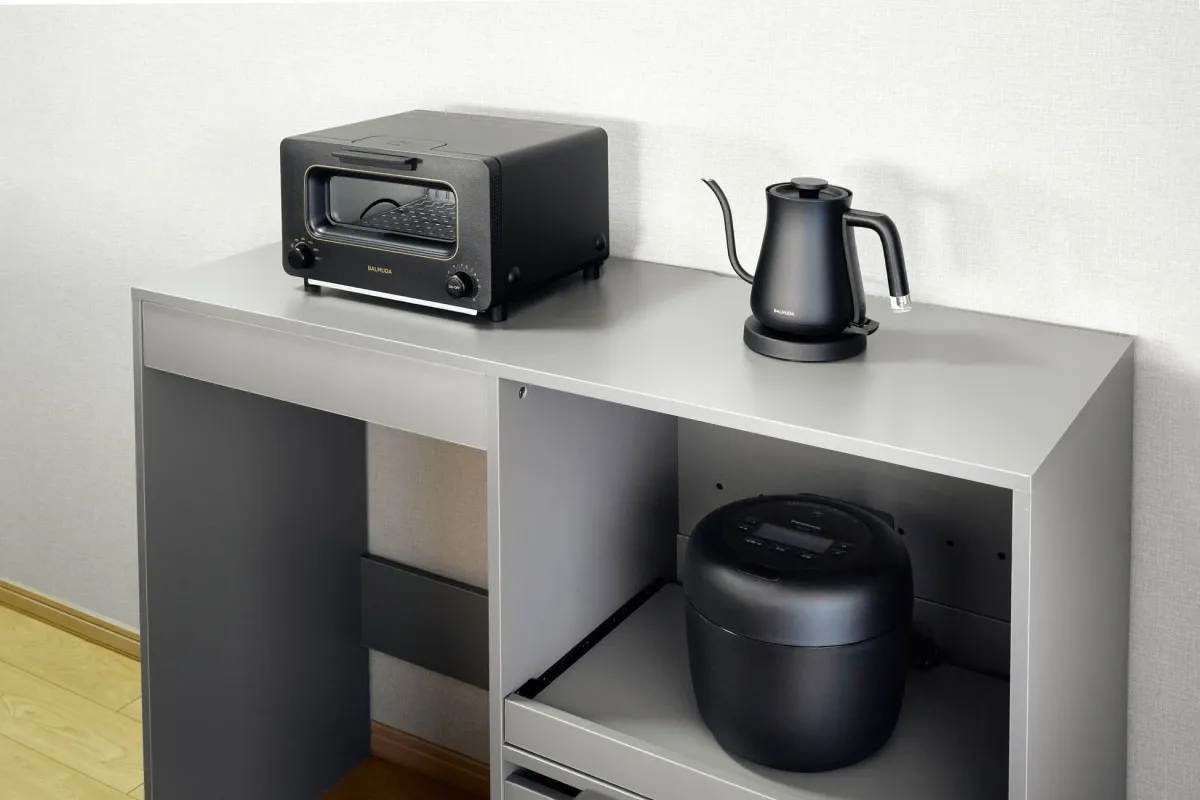 バルミューダの黒いトースターと電気ケトルが並べられたキッチン家電