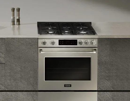 モダンなキッチンに設置されたガスコンロとオーブン