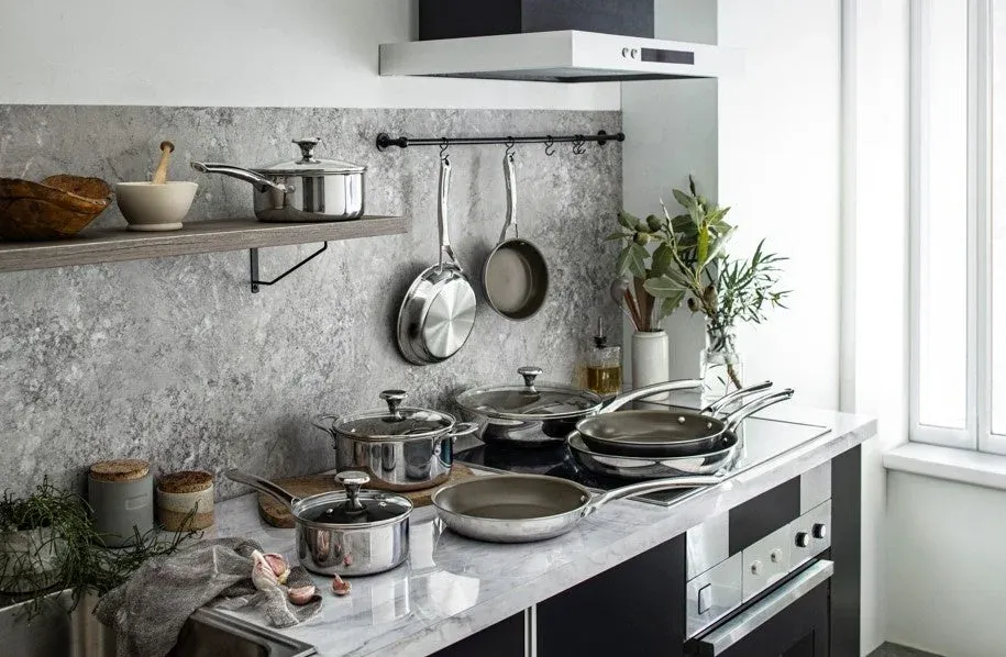 モダンなキッチンに置かれたCORELLEフライパン