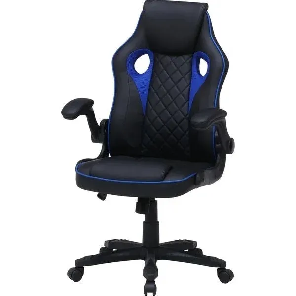 黒と青を基調としたゲーミングチェアです。背もたれにはひし形のキルティング模様と青いアクセントがあり、アームレストは跳ね上げ式に見えます。キャスター付きのオフィスチェアで、快適な座り心地を提供します。