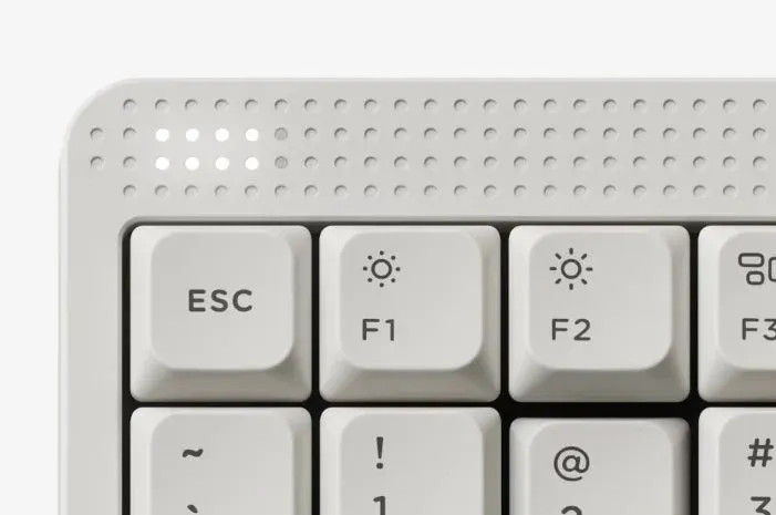 キーボード上部のドットパターンとタッチバー