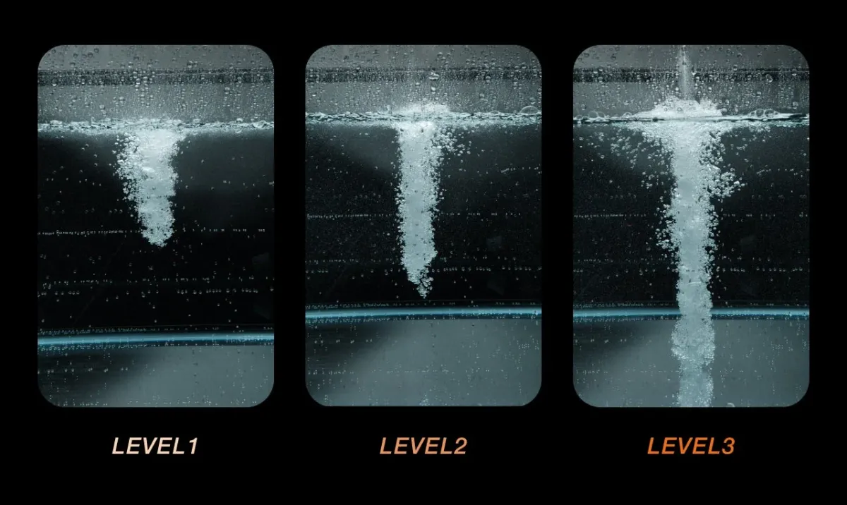 暗い背景の中、水中に発生する泡の様子を3つの異なるレベルで比較した画像