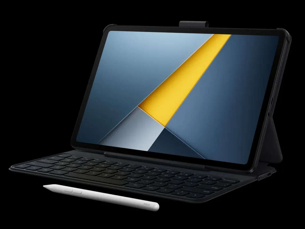 キーボードケースが装着されたタブレットとスタイラスペン