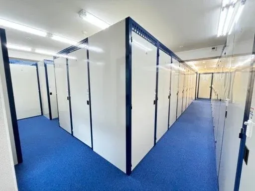 屋内にある整然としたトランクルームの通路