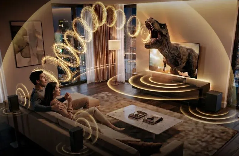 ホームシアターで映画鑑賞するカップル