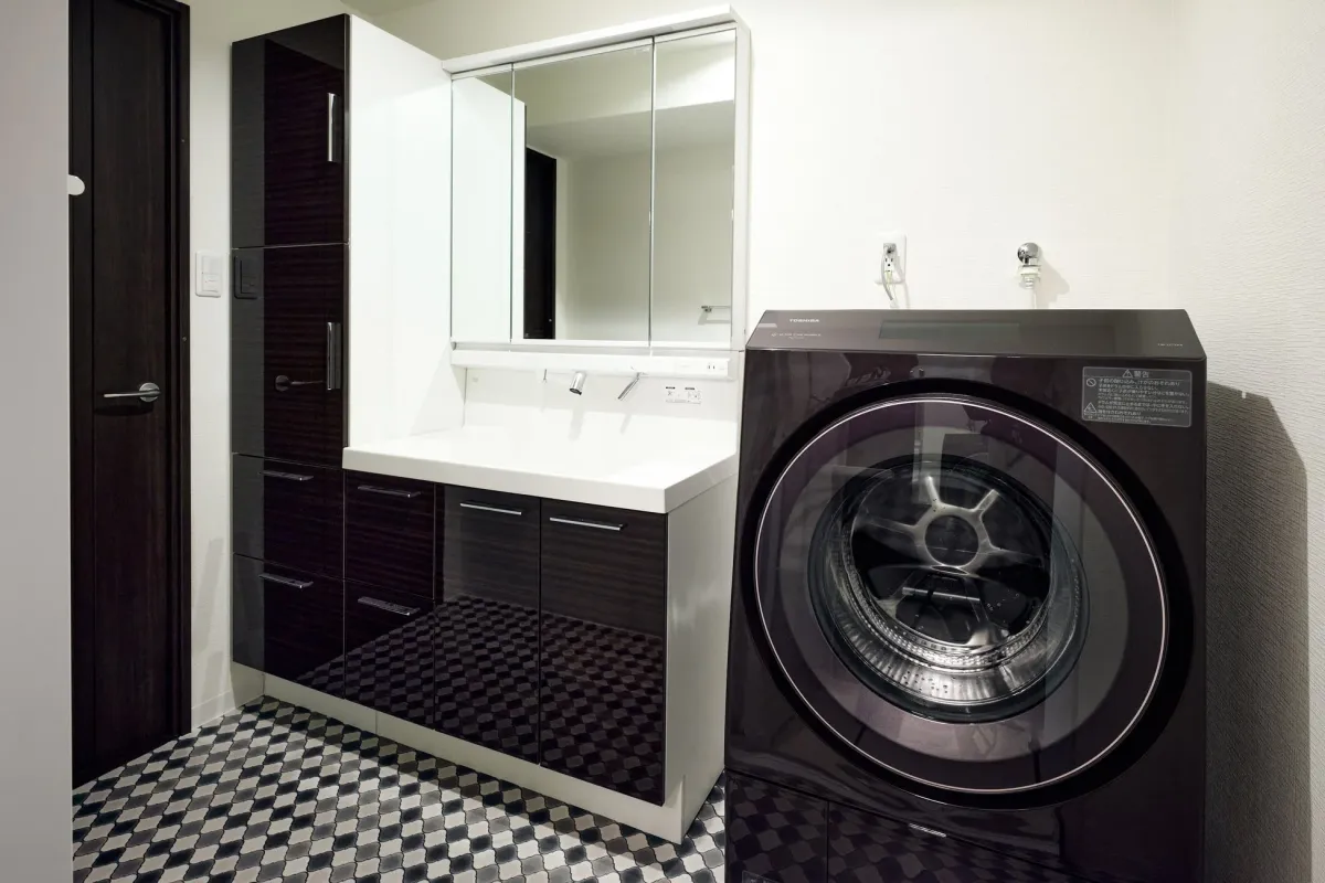 モダンな洗面所と洗濯室を兼ねた空間