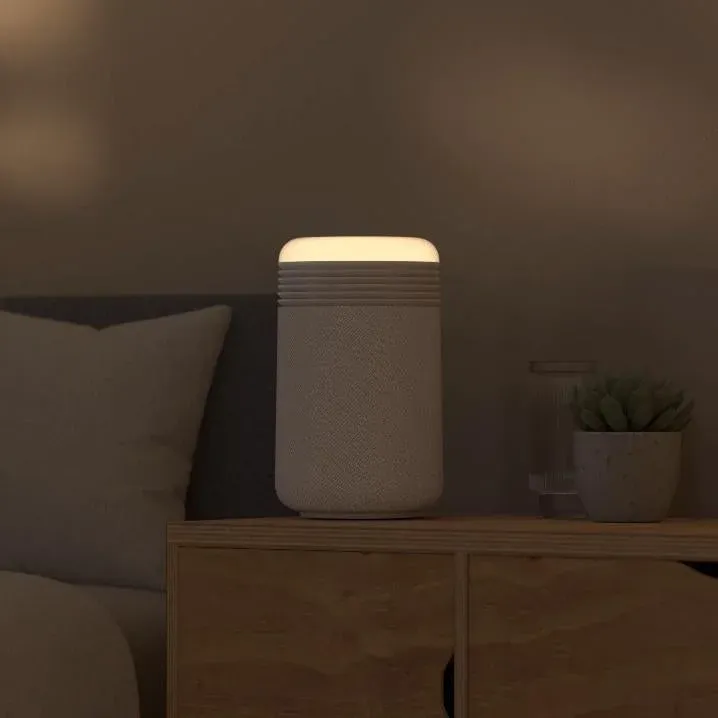 夜の寝室でナイトランプとして機能するスマートスピーカー