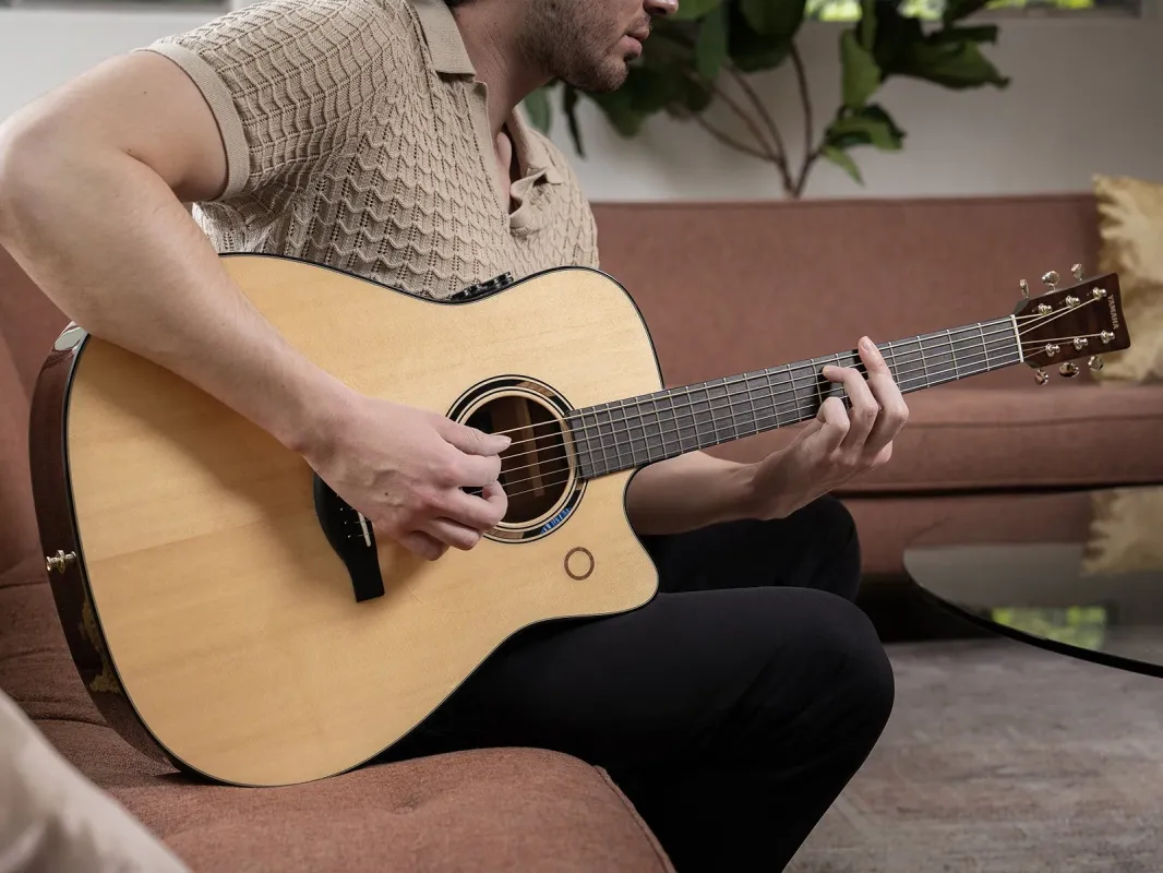 ギターを弾く男性のイメージ