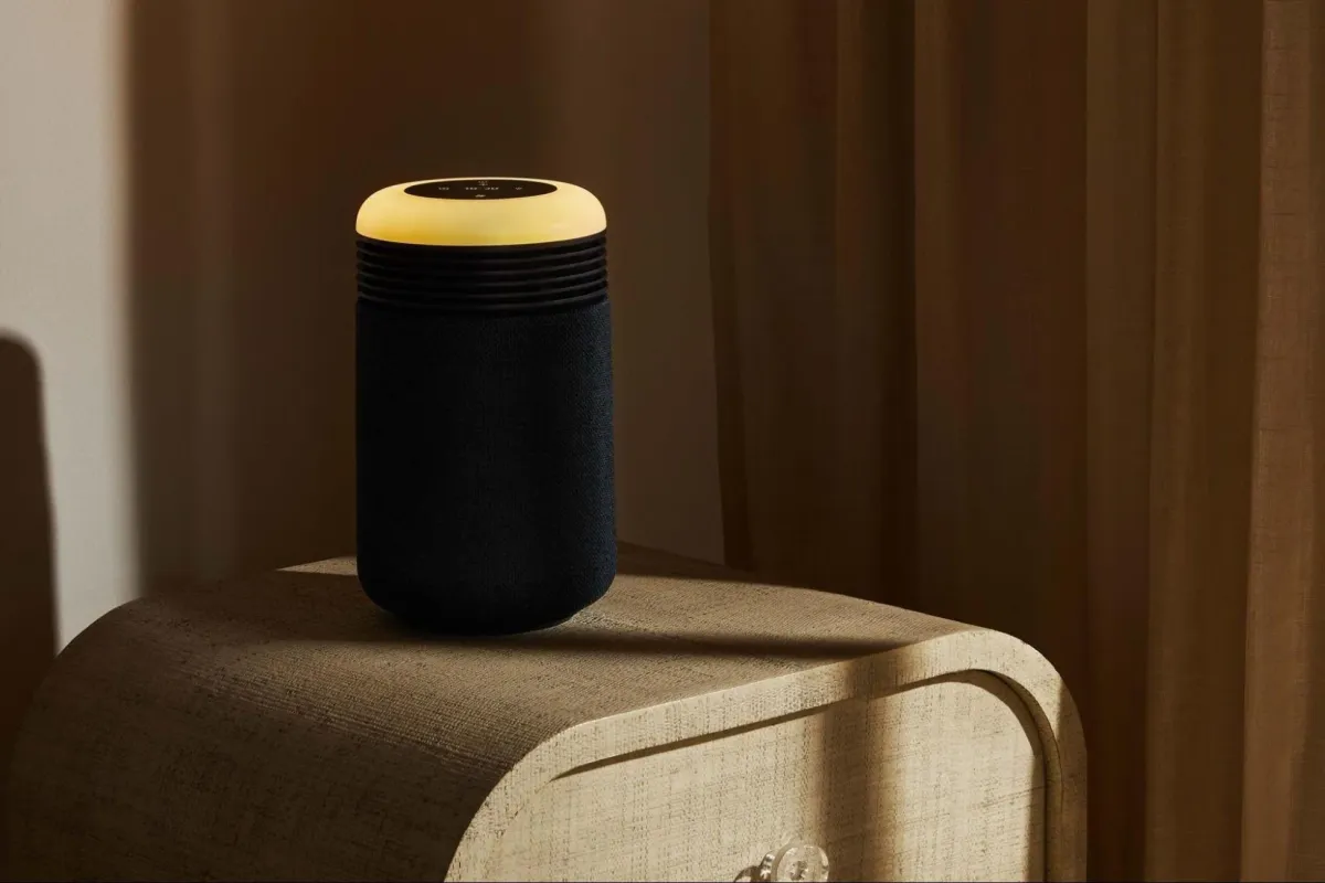 ナイトスタンドに置かれたスマートスピーカーまたは照明器具