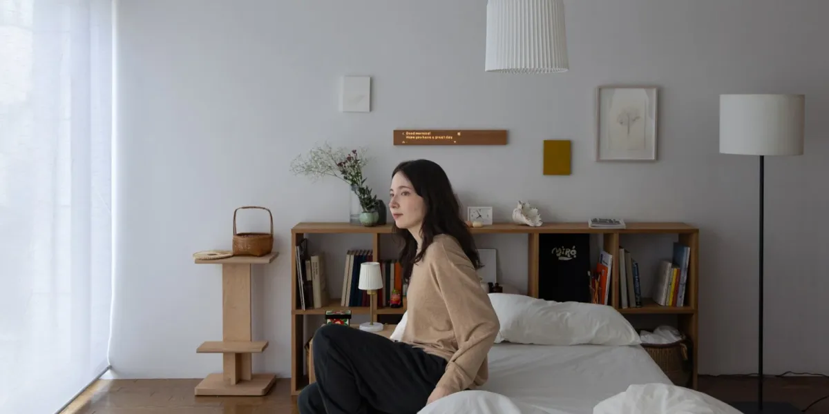 寝室の女性とmuiボード