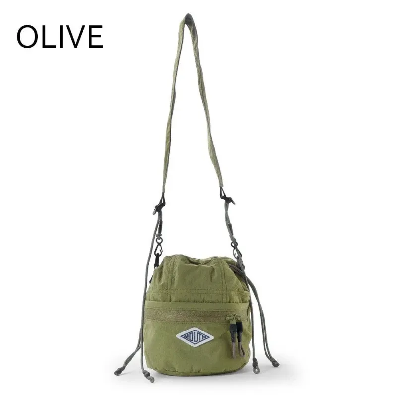 白い背景にオリーブグリーンの巾着型ショルダーバッグ