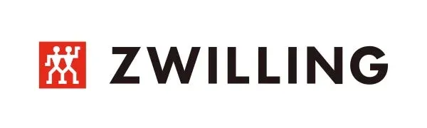 白地の背景に、赤い四角の中に二人の人物が描かれたロゴマークと、その右隣に黒い文字で「ZWILLING」と書かれたブランドロゴです。