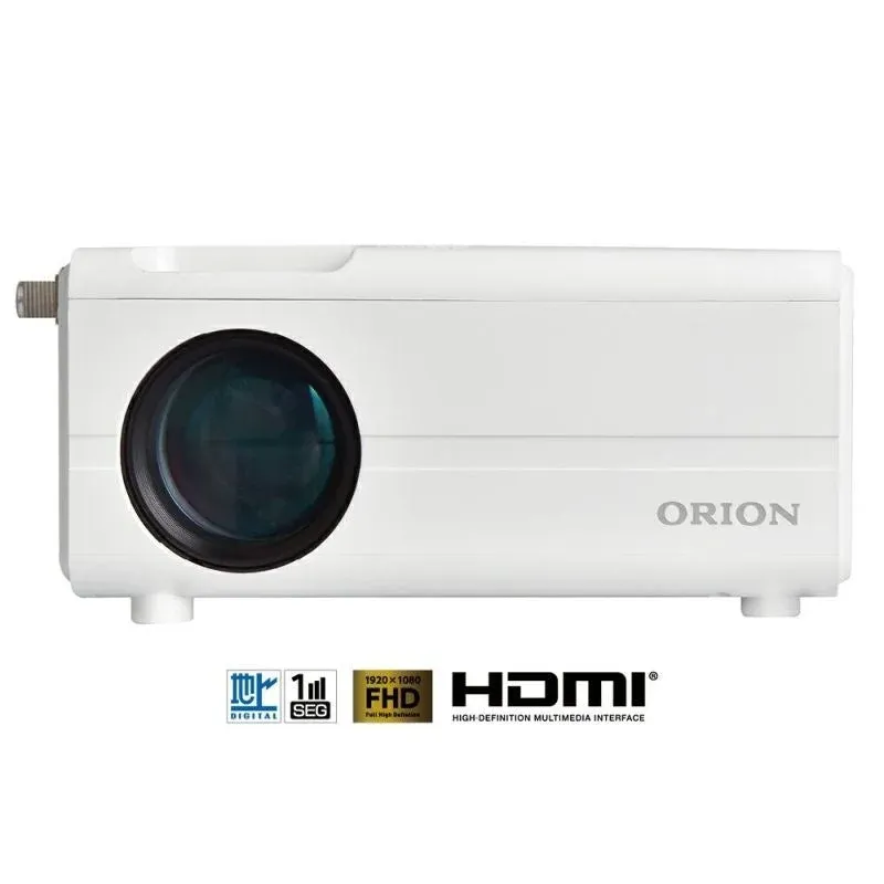 ORIONブランドの白いプロジェクターが写っています。フルHD（1920x1080）解像度、HDMI接続、地デジおよびワンセグ対応といった主要な特徴がアイコンで示されています。
