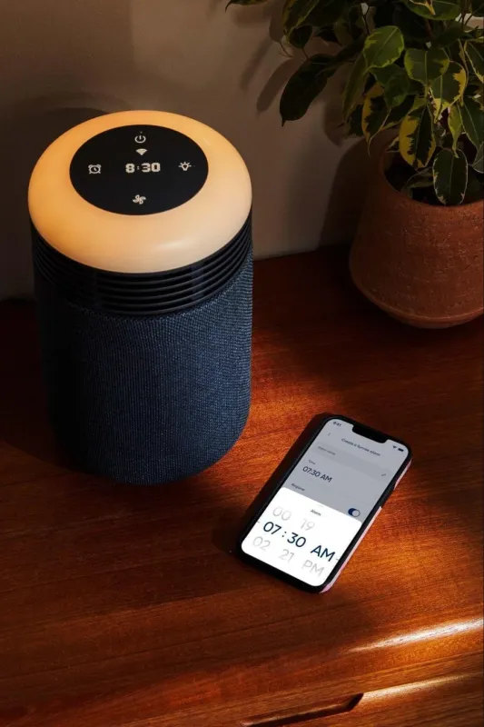 スマートフォンでアラーム設定をする様子