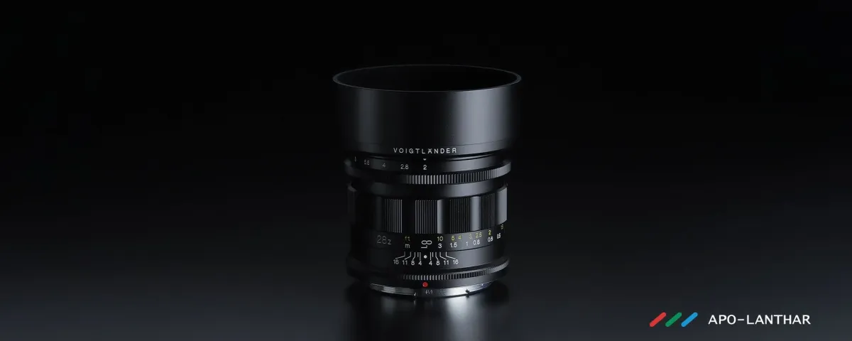 レンズフードが装着されたAPO-LANTHAR 28mm F2 Aspherical Z-mountレンズ