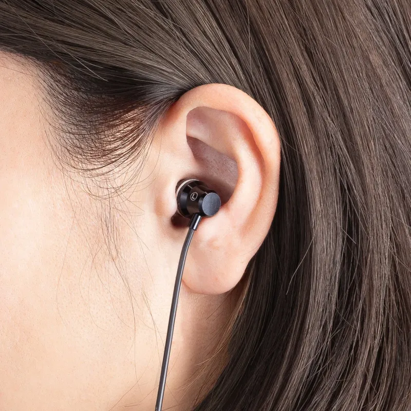 耳に装着された左イヤホン