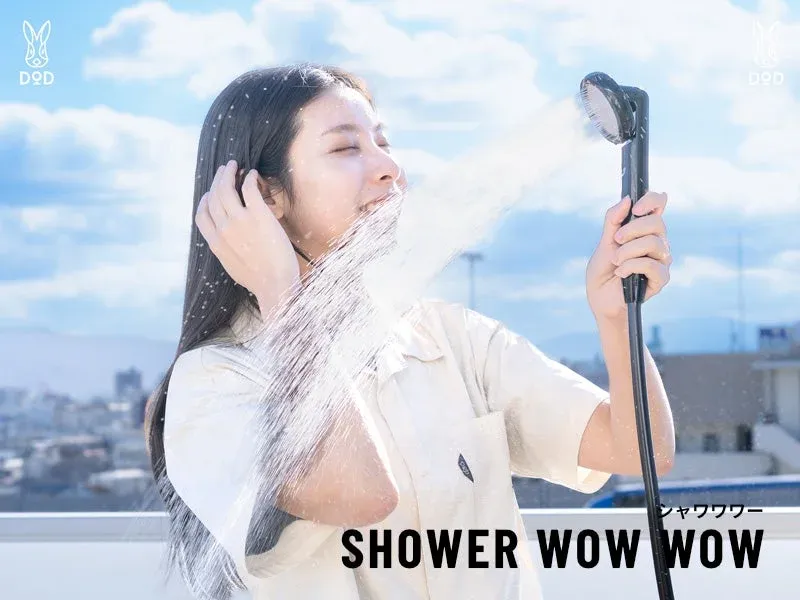 青空の下、シャワーを浴びる女性