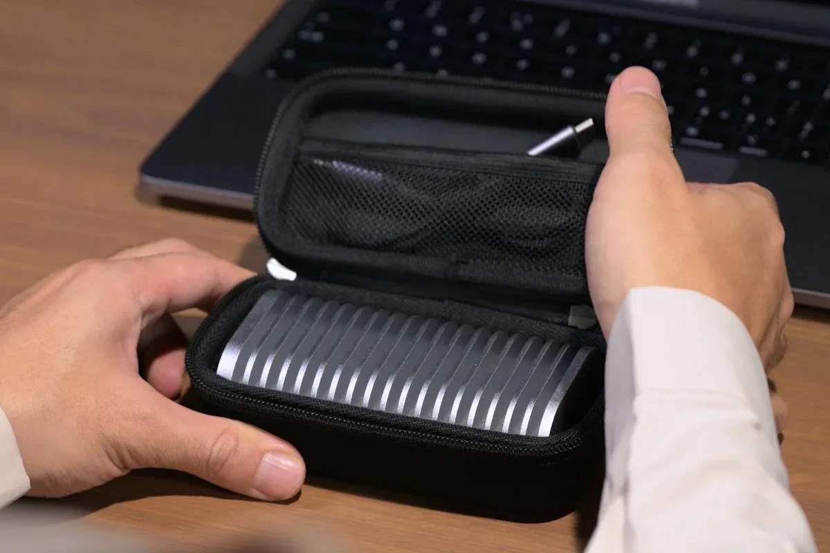 収納ケースにメモリカードなどが入っている様子