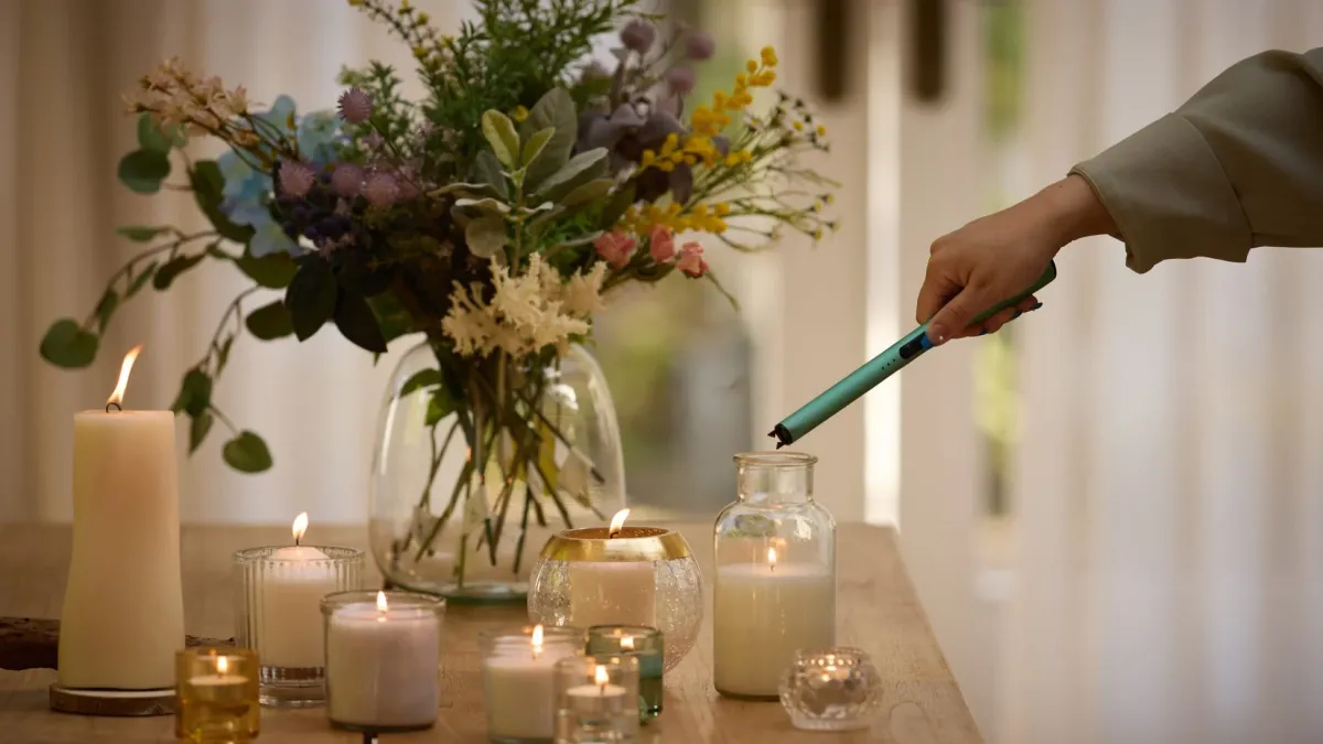 キャンドルに火を灯すCANDLE WAND