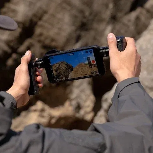 狙い通りのカメラワークへ導くデュアルグリップ