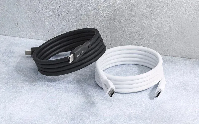 黒と白のケーブル