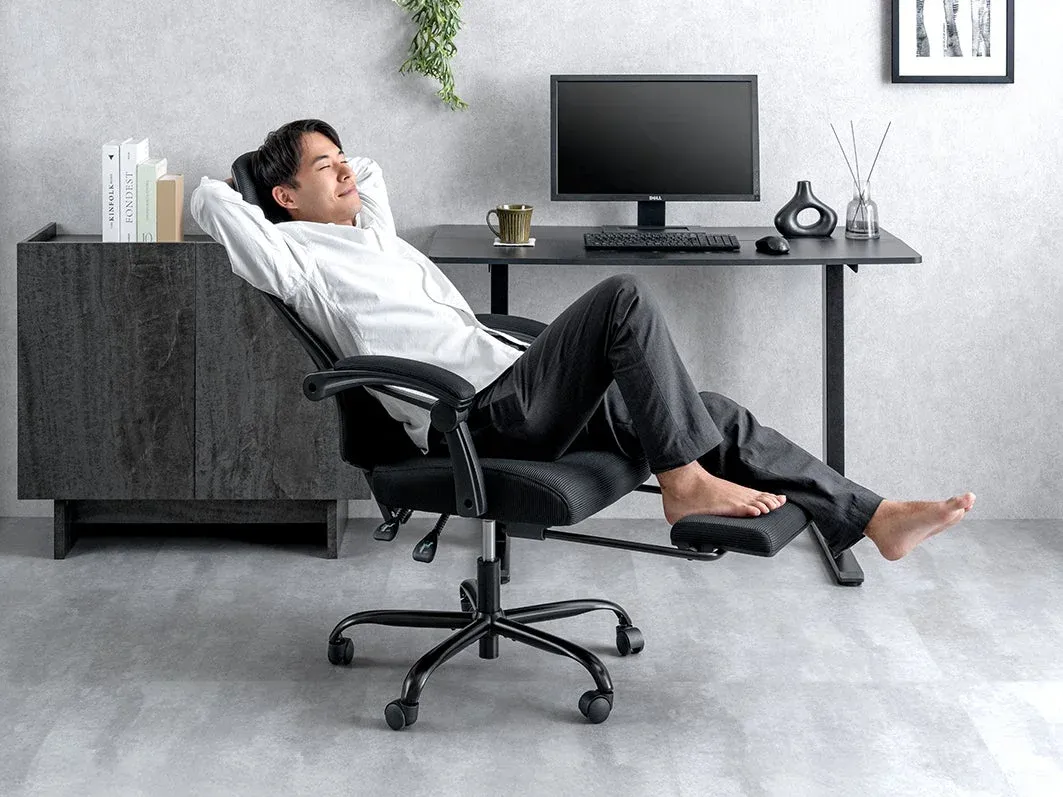 リクライニングチェアに座りリラックスする男性