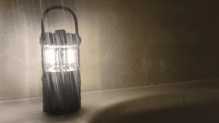 雨の中で点灯するランタン