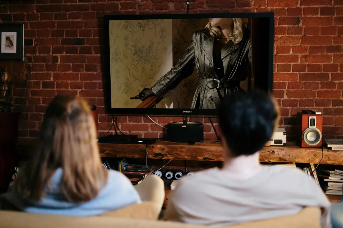 テレビで映画を鑑賞する人々