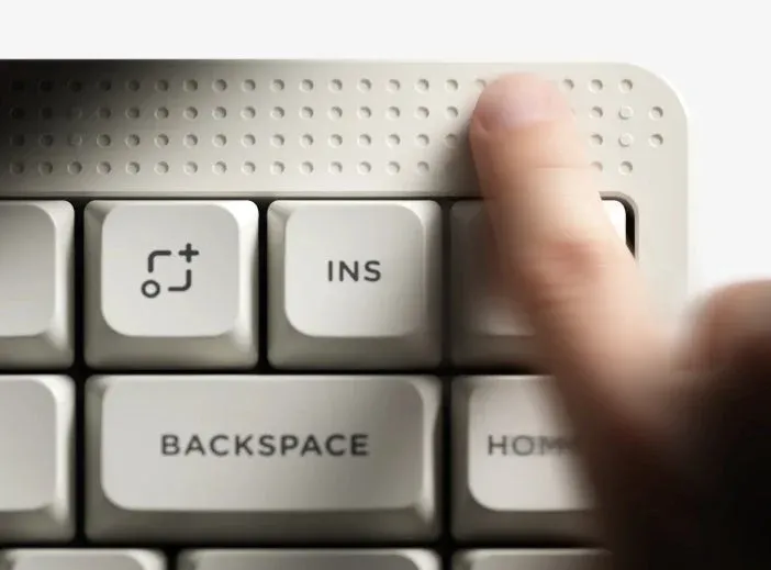 指がタッチバーに触れている様子