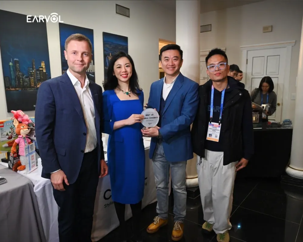 「BEST OF GLOBAL CONNECT」トロフィーを持つビジネスパーソン