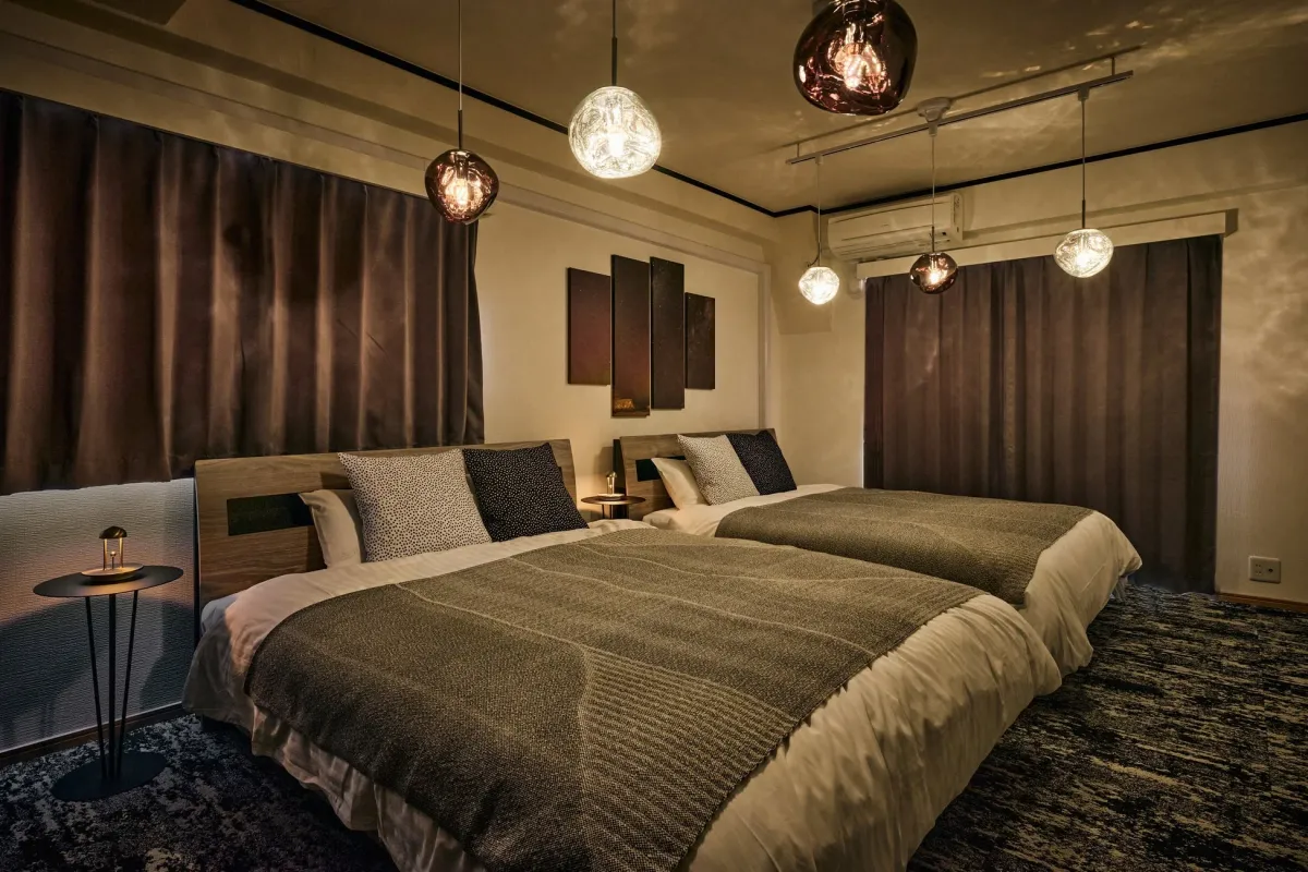 モダンで落ち着いた雰囲気のツインルーム