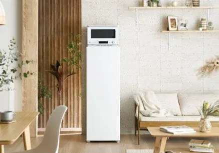 リビングに設置された白い冷蔵庫と電子レンジ