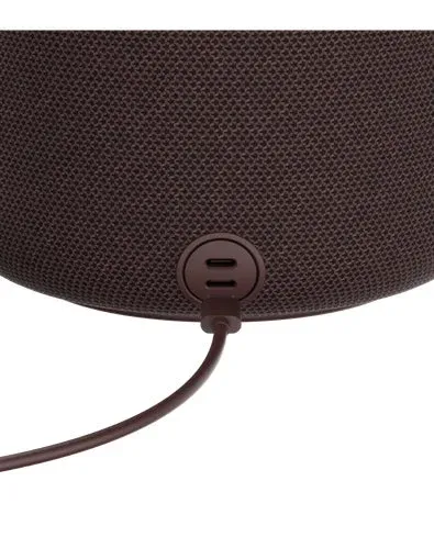 電子機器に接続されたUSB-Cケーブル