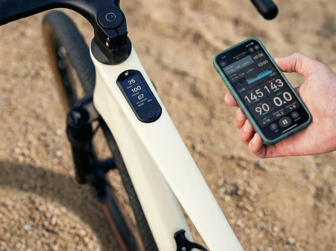 自転車のディスプレイとサイクリングデータが表示されたスマートフォン