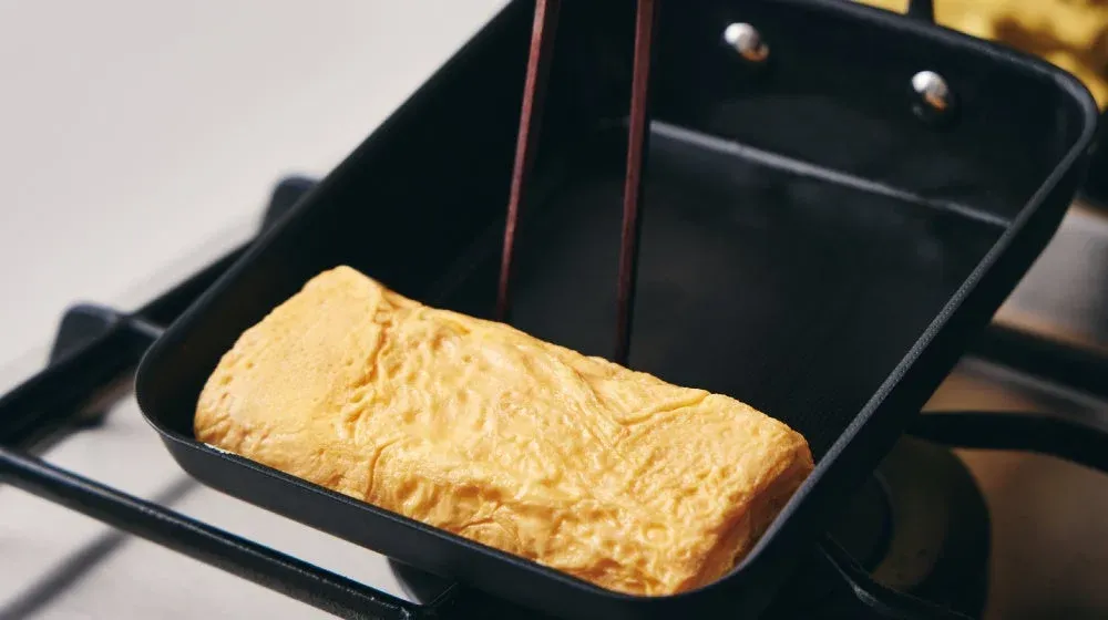 卵焼きを調理する様子